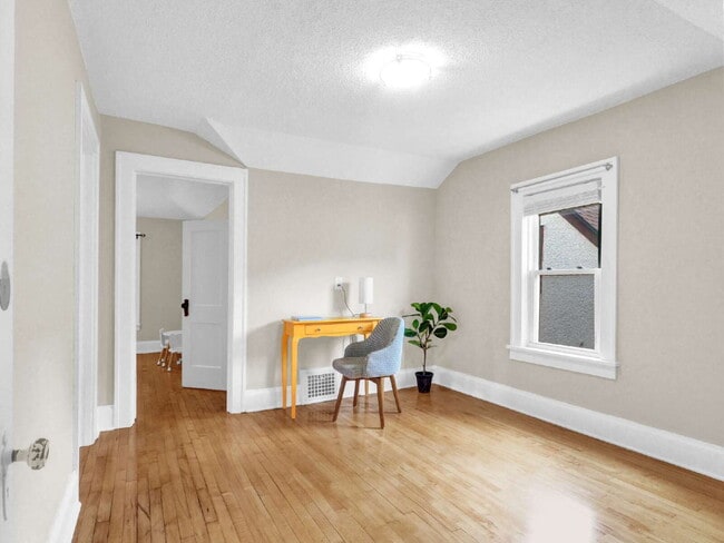 Building Photo - Spacious 5 bedroom home on Minnehaha Parkw...