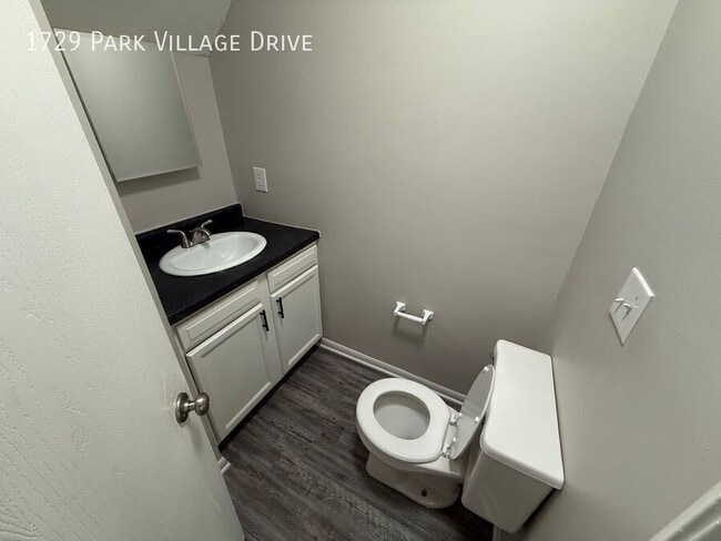 Building Photo - 1729 Park Village Dr