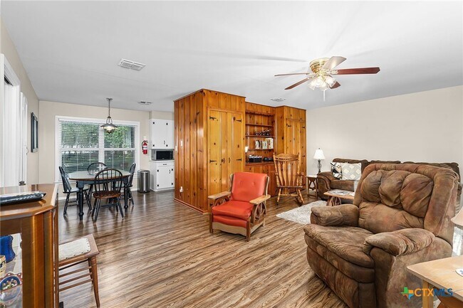 Building Photo - 2052 Gruene Rd