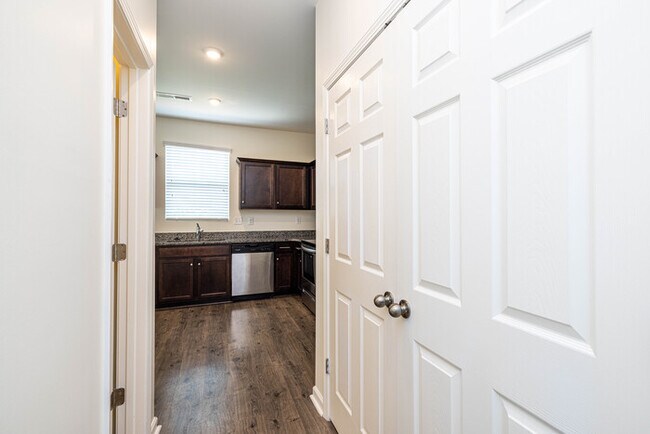 Building Photo - Stunning 3-Bedroom in Northwestern School District with Pool Access & Garage | AUGUST MOVE IN SPE...