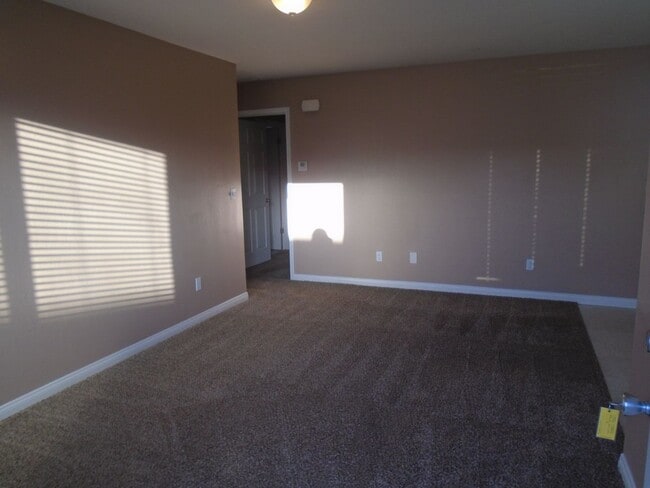 Building Photo - NOR - Away from the hustle and bustle but not far from Freeway 99.