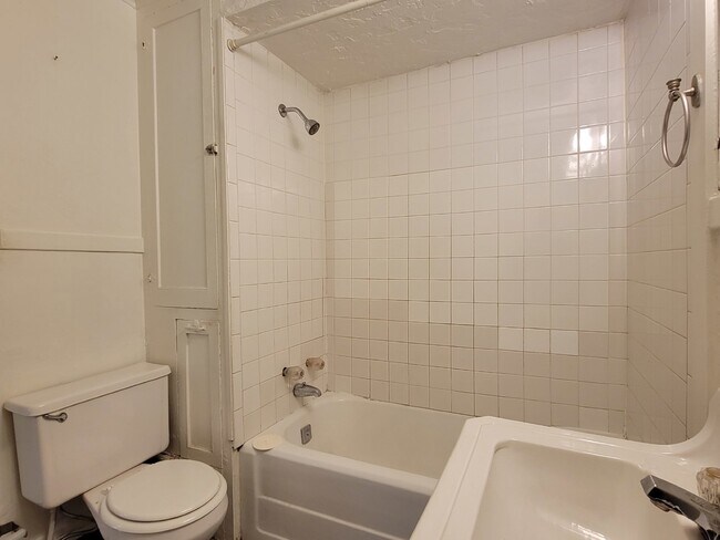 Building Photo - 564 Mt Vernon St