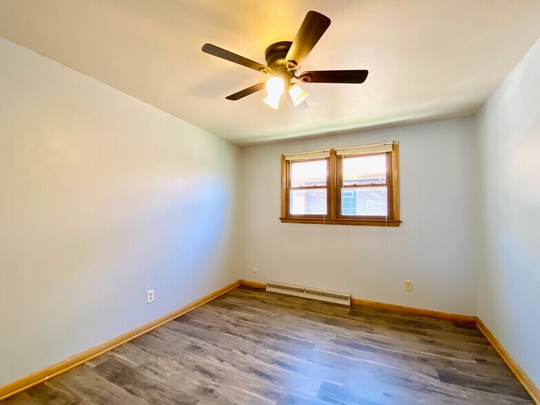 Building Photo - 3860 S Whitnall Ave