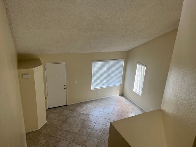 Building Photo - 2BD/ 3BTH TOWNHOUSE EAST PALMDALE