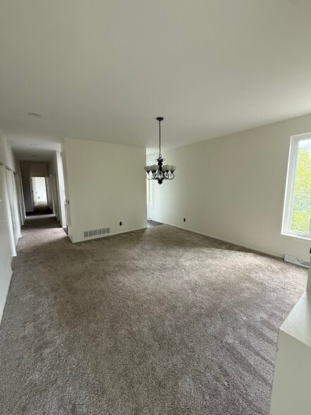 Building Photo - 561 Laurel Ave