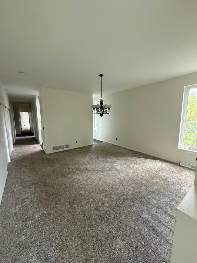 Building Photo - 561 Laurel Ave