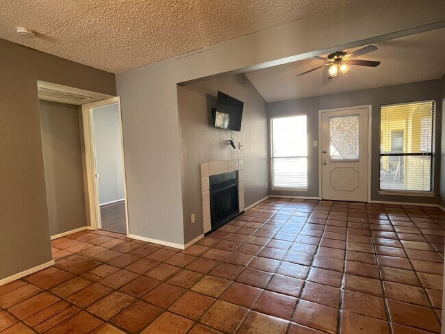Building Photo - 2/2, Walk to Campus and Reserved Parking!