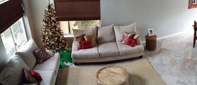 Building Photo - Stunning 3 bedroom, 2.5 bathroom Gold Cour...