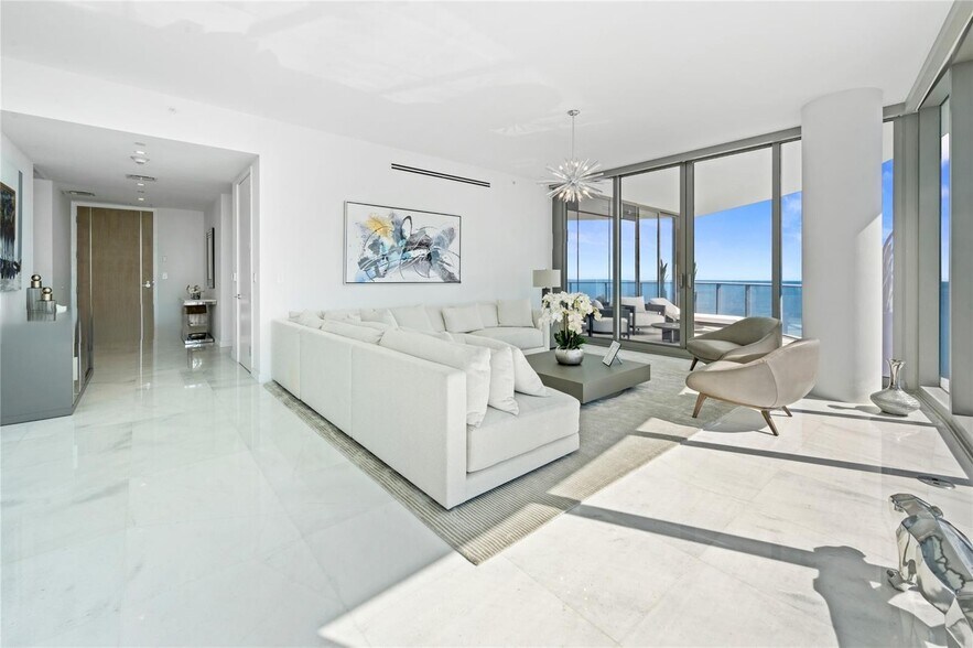 Building Photo - 15701 Collins Ave