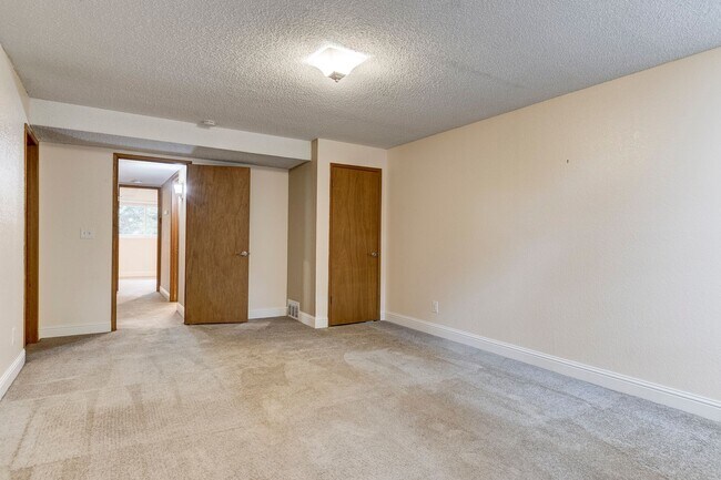 Building Photo - Cozy 4 Bed 3 Bath Home Center of Oak Harbor