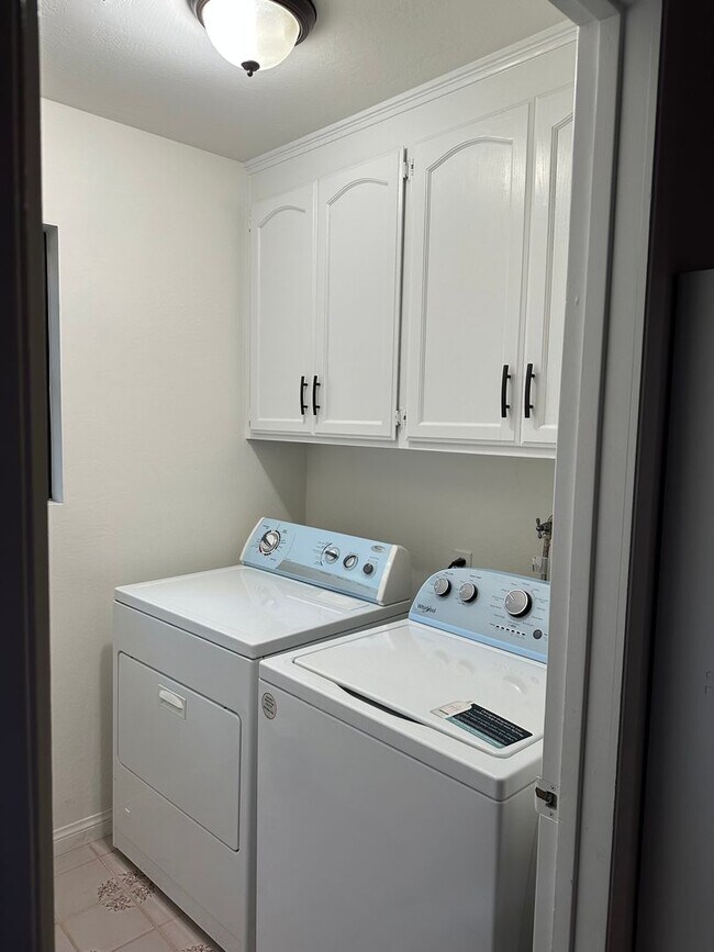 Building Photo - 2 bedroom 2bath with garage.