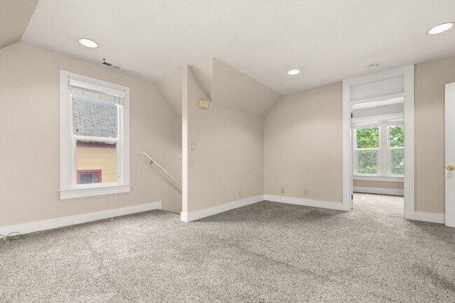 Building Photo - 714 SE 19th Ave