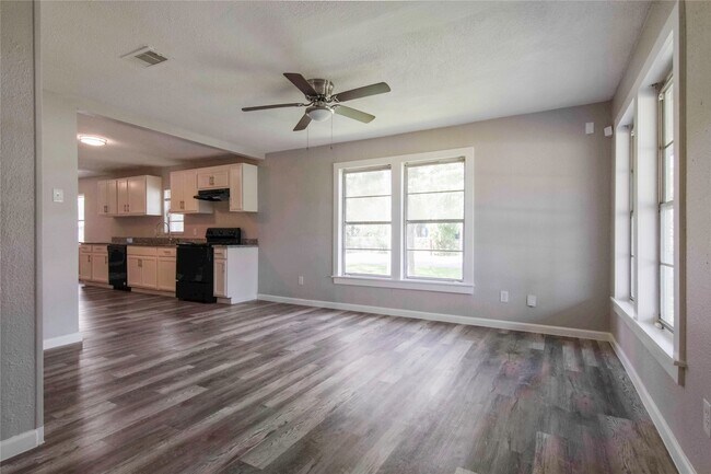 Building Photo - 504 Billington St