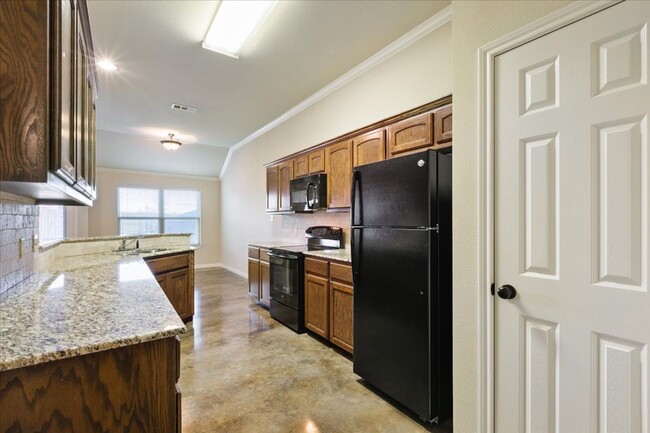 Building Photo - 3BR / 2BA Duplex in Hewitt, Texas | Midway...