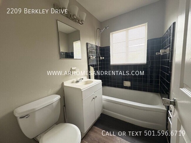Building Photo - 2209 N Berkley Dr