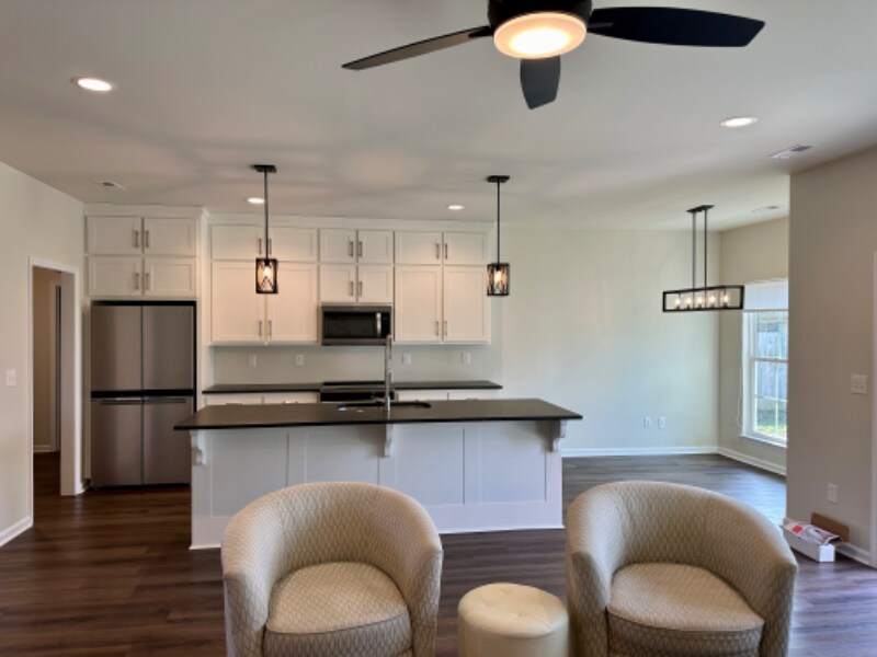 Building Photo - 1100 Kinsey Dr SE