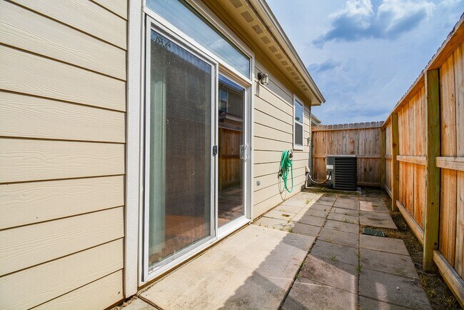 Building Photo - 16021 Summerville Lake Dr