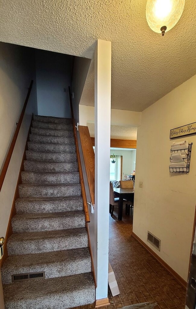 Building Photo - 2 Br/1.5 Ba TH w/Open Floor Plan, Attached...