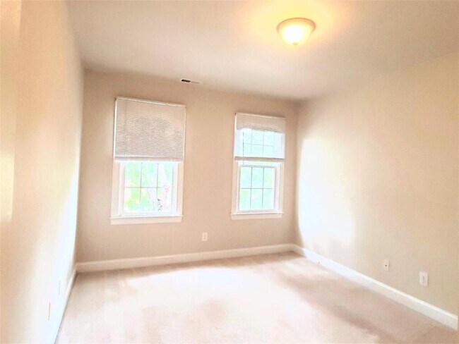 Building Photo - 102 Alden Village Ct