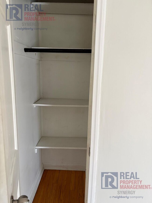 Building Photo - Charming Two Bedroom House