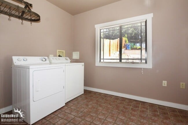 Building Photo - Beautiful 2Bdm 1.5Ba Home in the Heart of Los Angeles