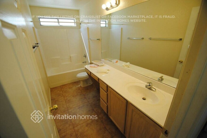 Building Photo - 9426 E Juanita Ave