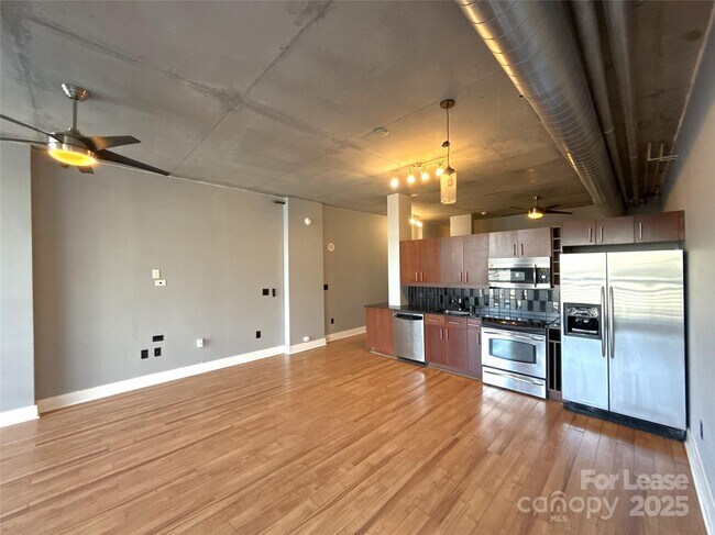 Building Photo - 505 E 6th St