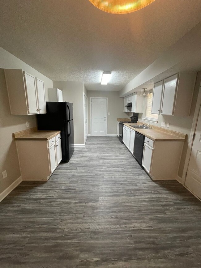 Building Photo - Must see this beautiful 3 bedroom 2.5 bath...