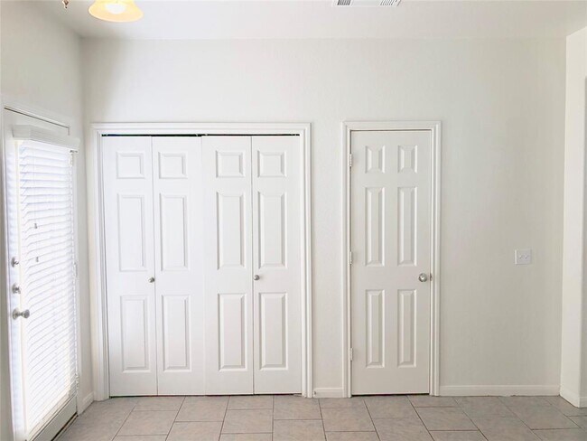Building Photo - 2419 Allred Dr
