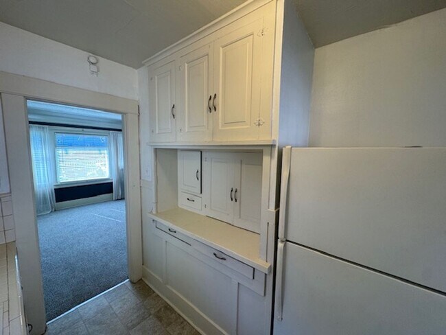 Building Photo - 3811 E 10th St