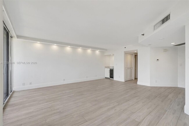 Building Photo - 1000 W Island Blvd