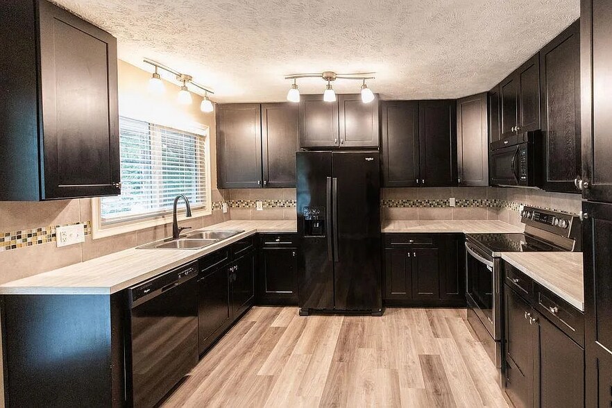 Building Photo - 2535 Saint Thomas Dr