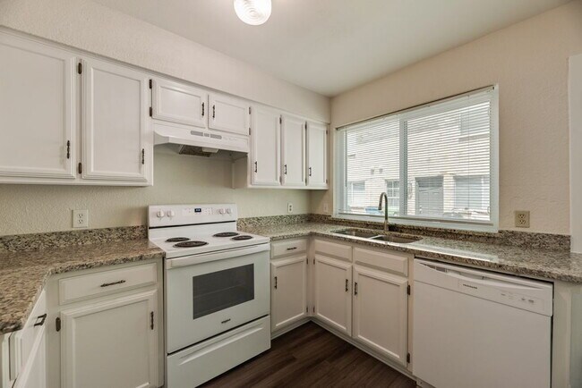 Building Photo - Completely Remodeled Triplex Unit 2 bed 1.5 just minutes from downtown Grapevine!