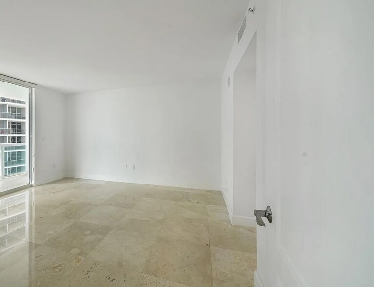 Building Photo - 1800 N Bayshore Dr