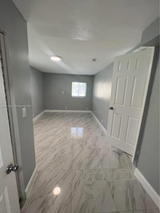 Building Photo - 18 Miami Gardens Rd