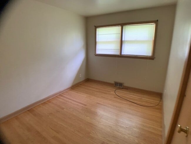 Building Photo - West Allis 3 bedroom 2 bath ranch