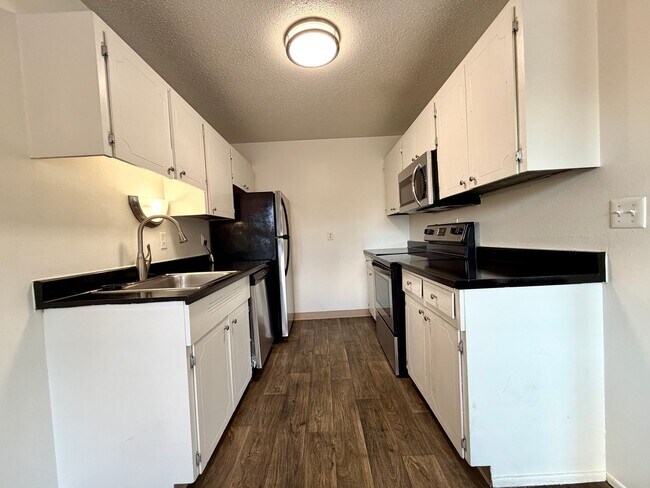 Building Photo - ~Spacious Top Floor Unit~ Great Natural Light~ Updated Appliances~ Pets Welcome!~