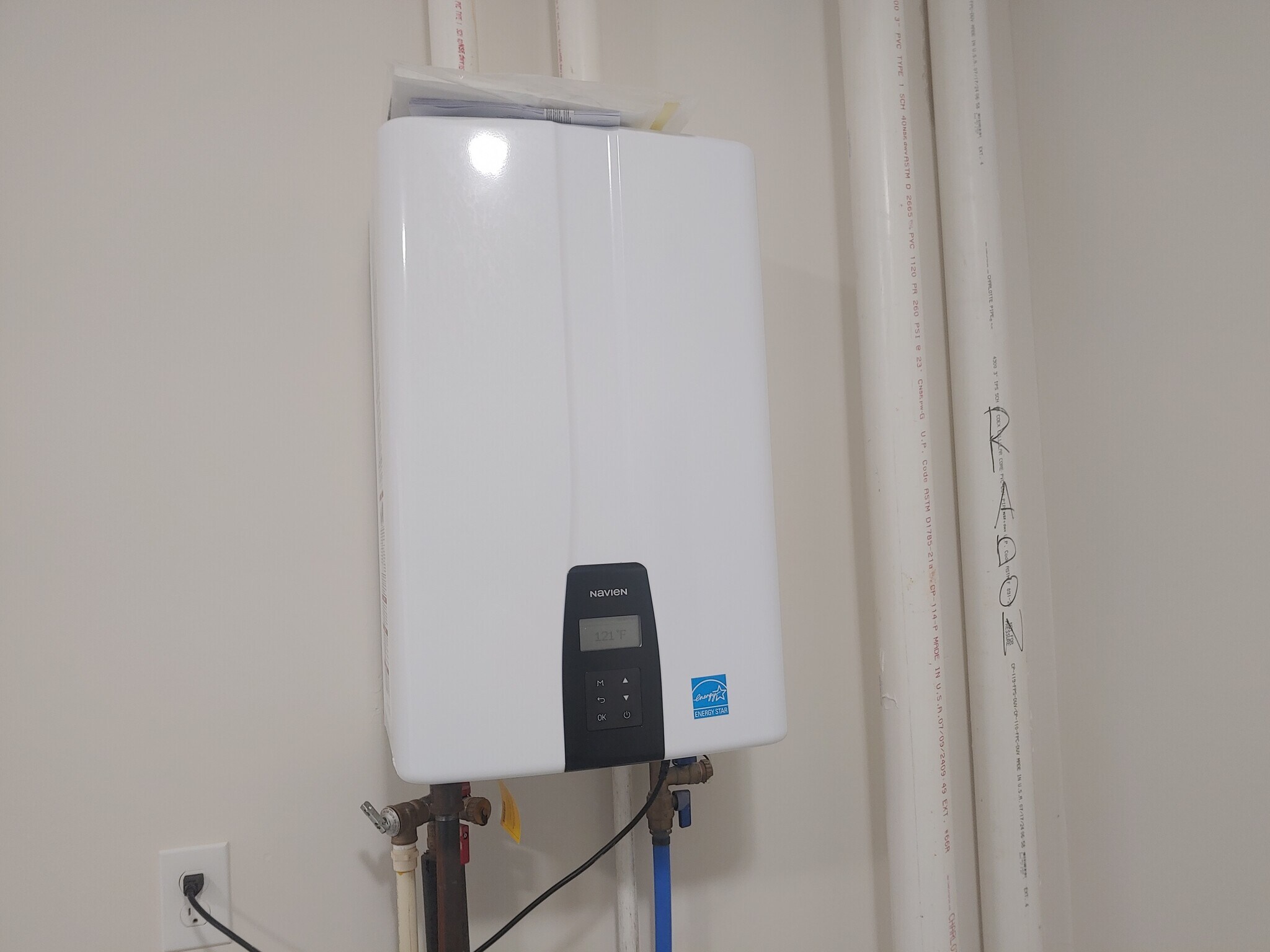Tankless gas water heater - 6138 Warren Newcomb Dr