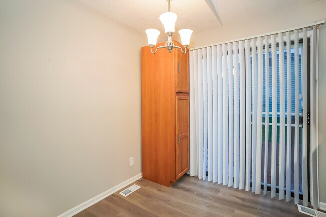 Building Photo - 711 Shady Creek Dr