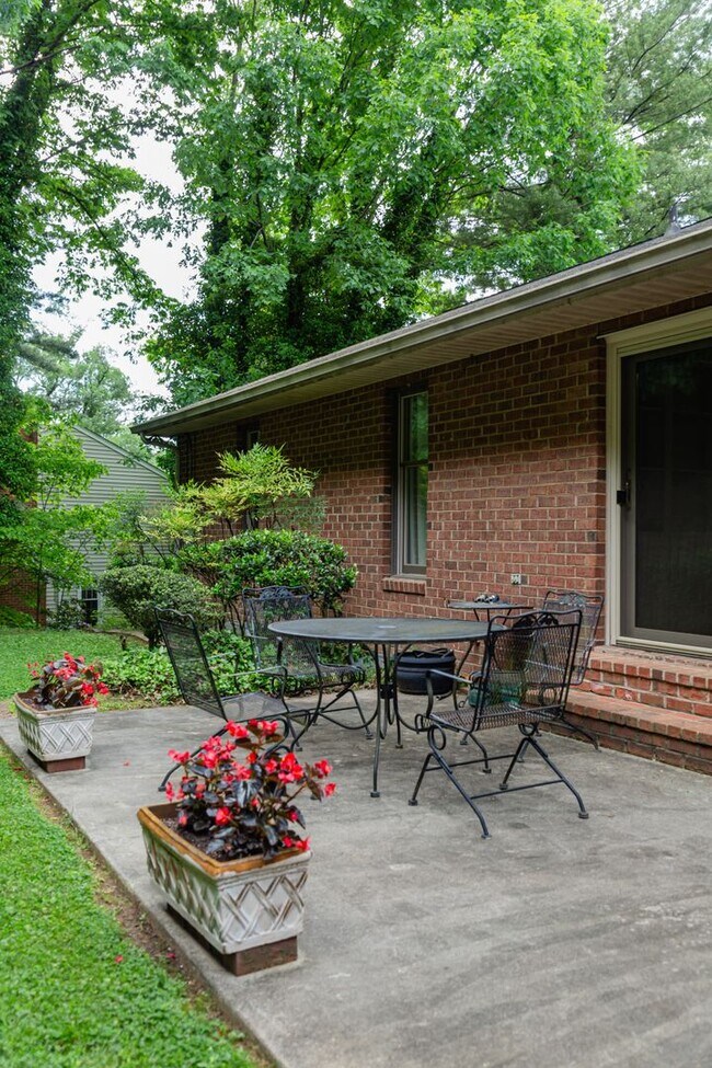 Building Photo - New Listing!