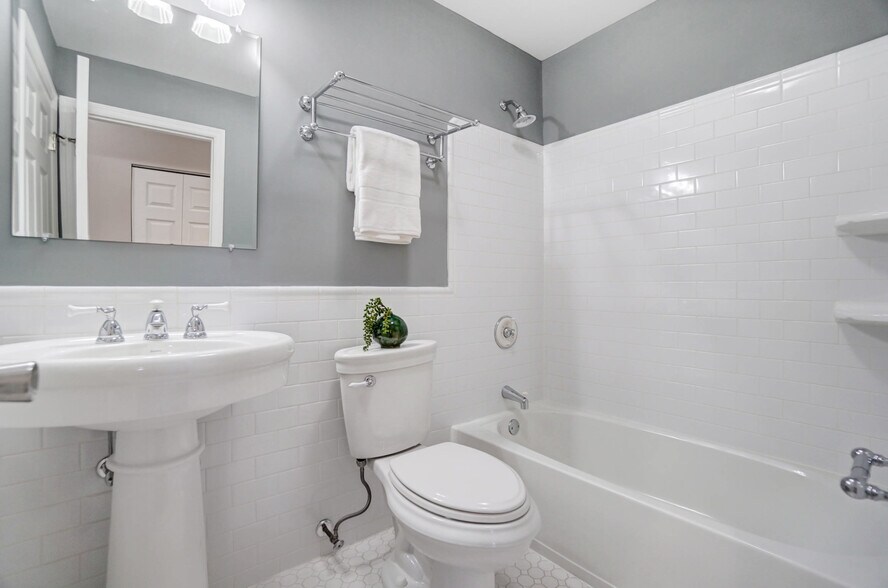 Building Photo - 2166 Gilbert Ave