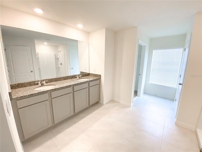 Building Photo - 495 Lily Ln