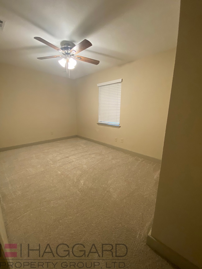 Building Photo - Renovated half duplex-2 bed, 1 bath, 1 story