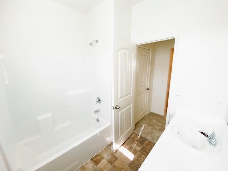 Building Photo - 30436 Town Square Dr