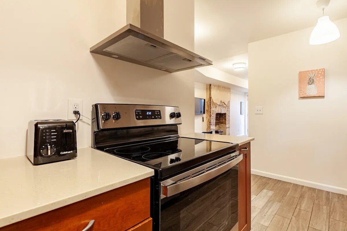 Building Photo - 619 10th St NE