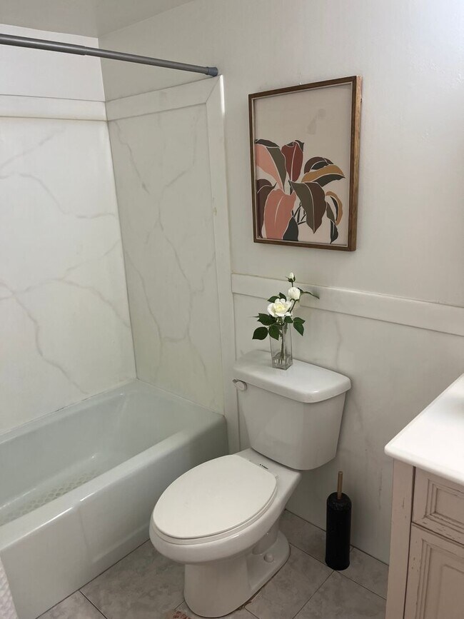 Building Photo - 2 Bedroom Condo at Greentree Condominiums!