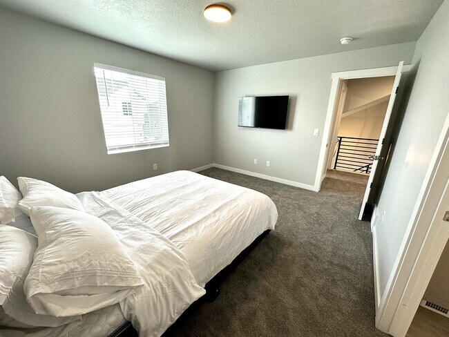Building Photo - 1415 3500 W