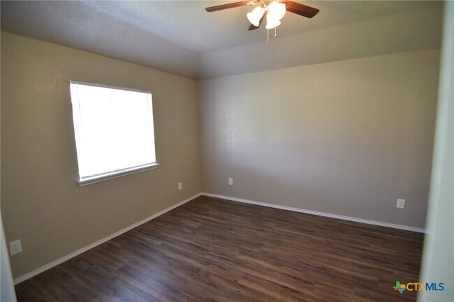 Building Photo - 4201 Bluestem Ln