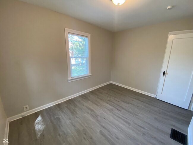 Building Photo - 1464 N Gladstone Ave