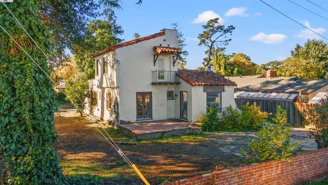 Primary Photo - 2081 Oakwood Dr